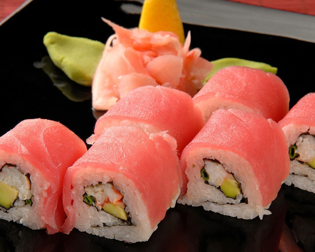 Суши роллы с розовой рыбой
