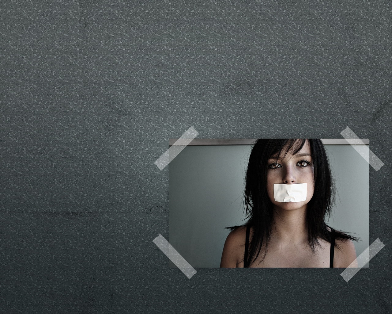 Девушка с заклеенным ртом