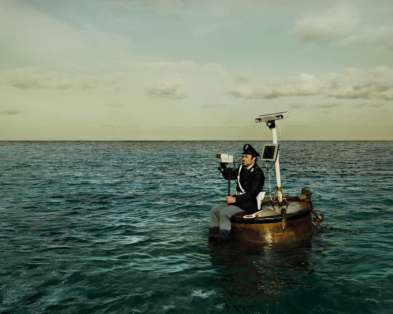 Капитан на трубе корабля