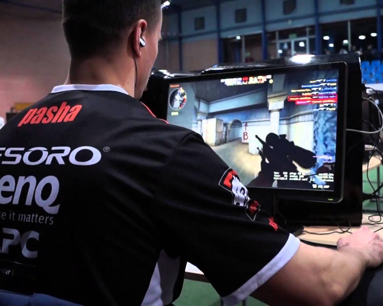 Геймер за компьютером, Virtus Pro