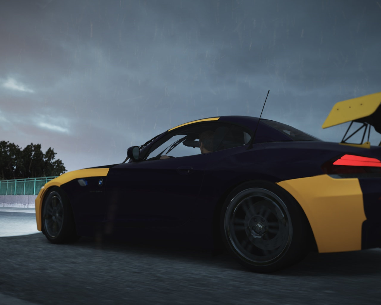 Черно оранжевый БМВ в игре Forza Horizon 2