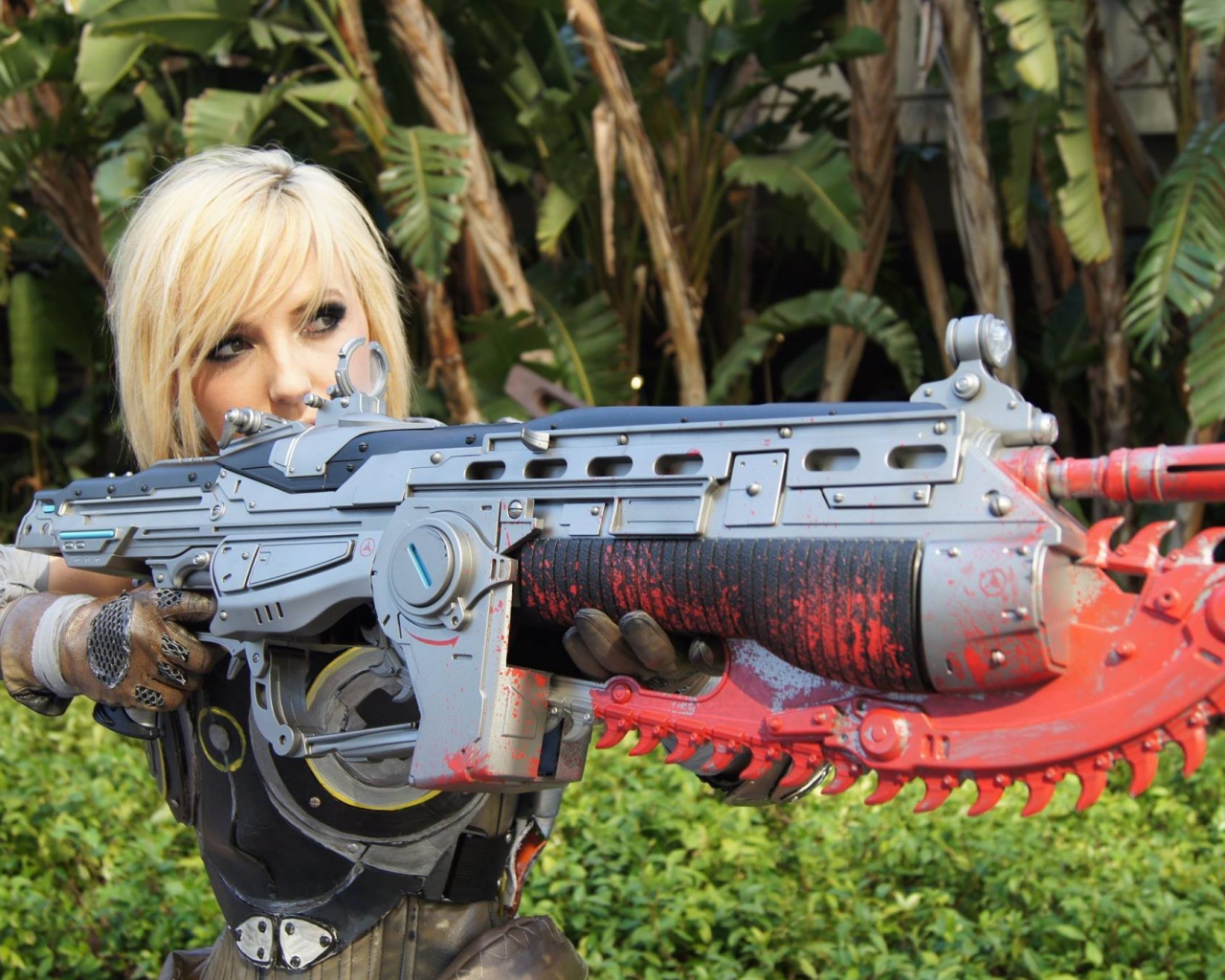 Солдат блондинка из игры Gears of War