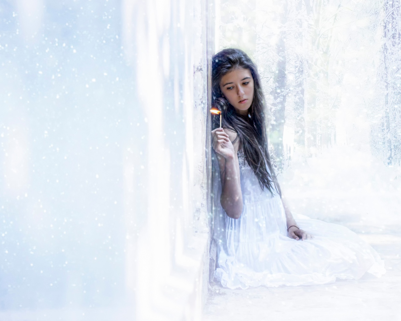 Девушка держит в руке горящую спичку