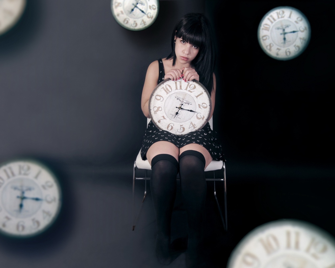 Девушка держит в руках часы