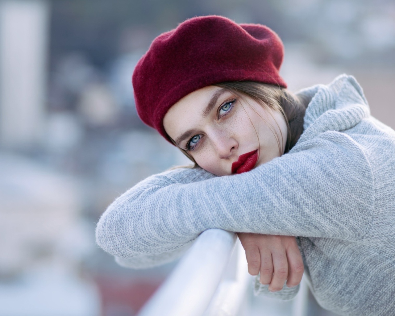 Девушка в сером свитере и красном берете