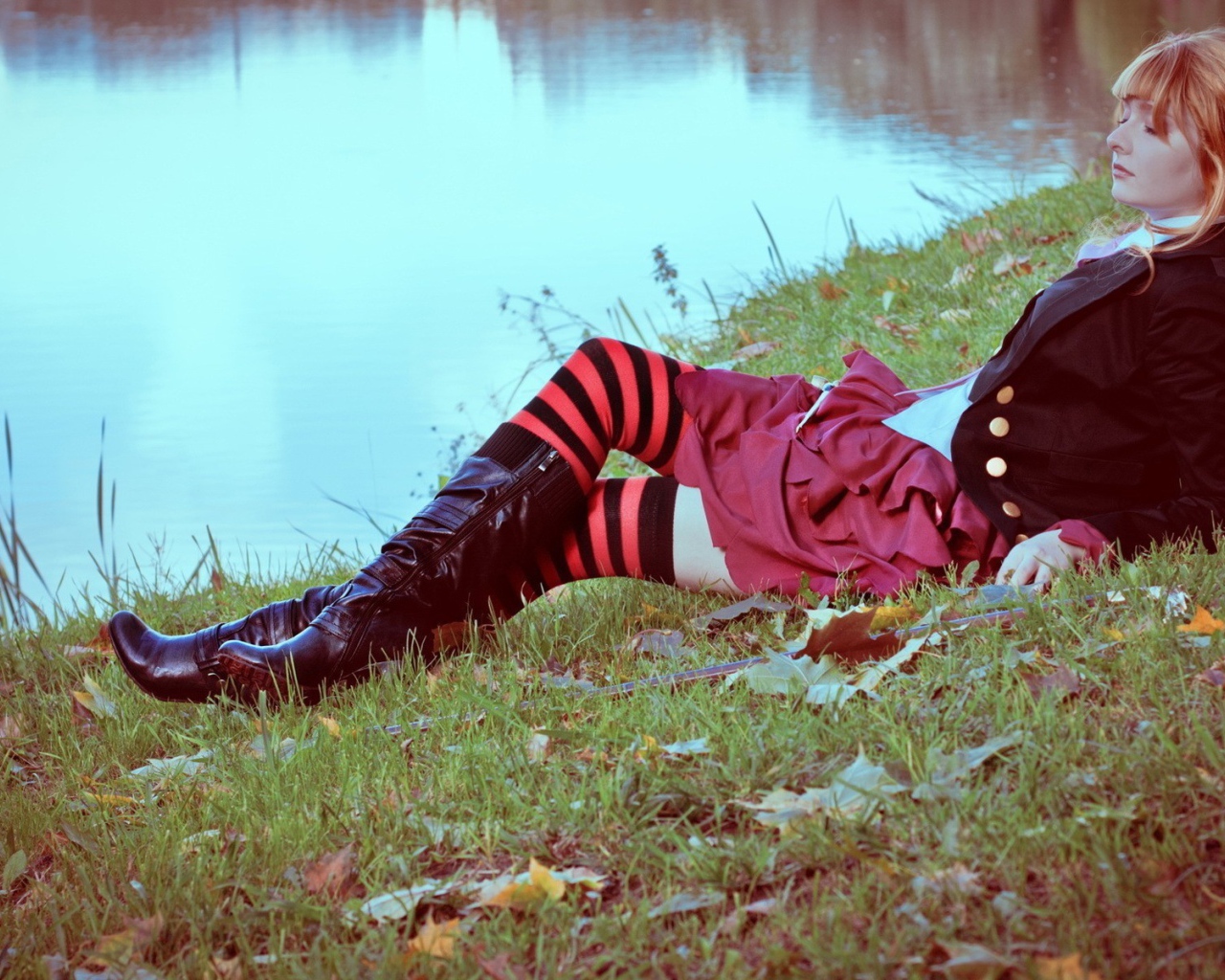 Девушка в чулках лежит на берегу