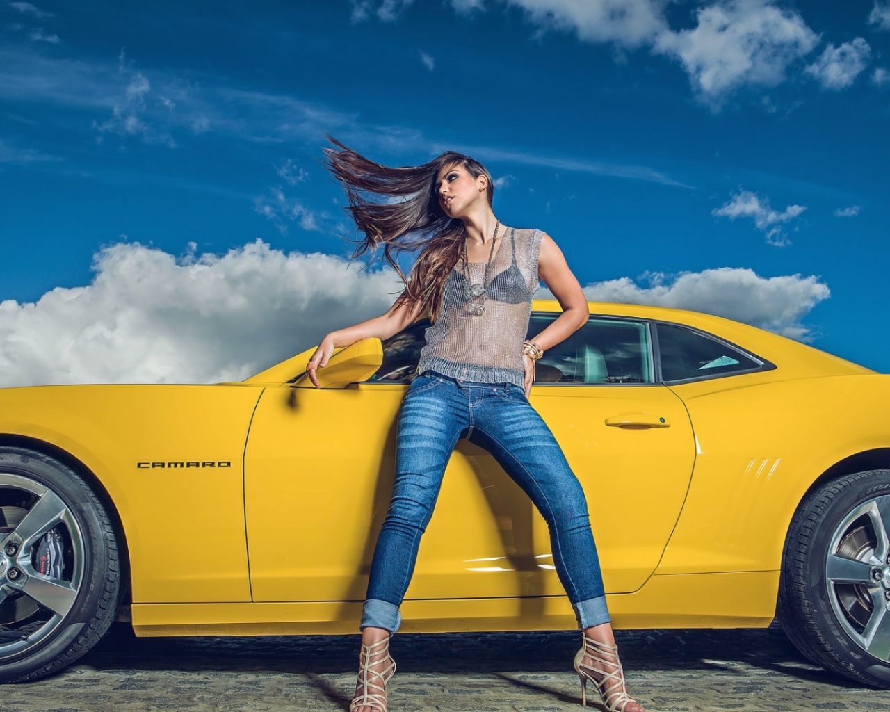 Девушка стоит у желтого автомобиля