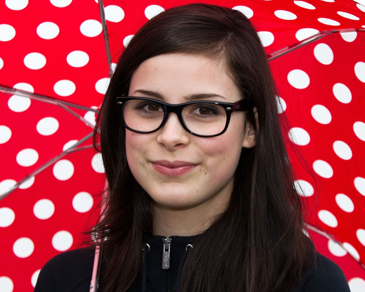 Девушка под красным зонтом в горошек