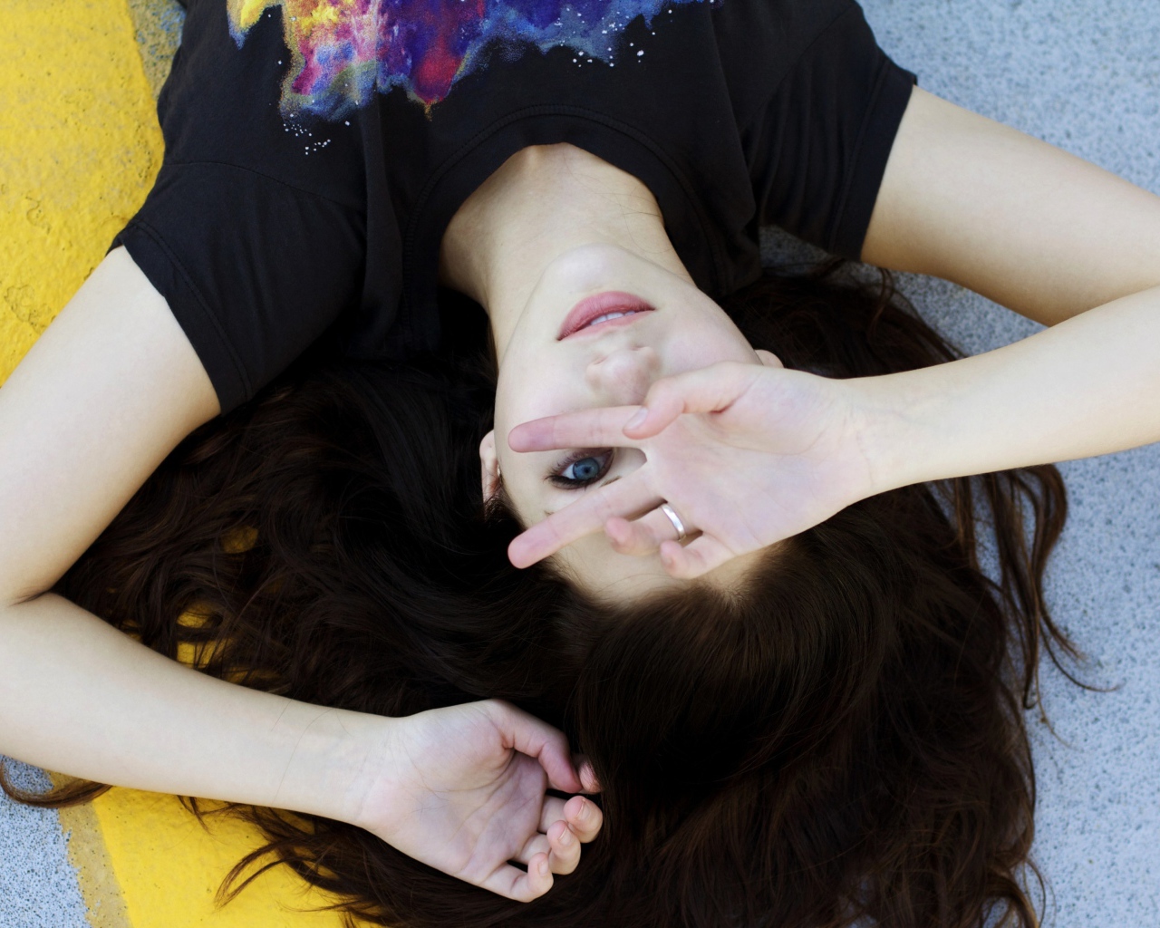 Актриса Эмили Радд лежит на спине