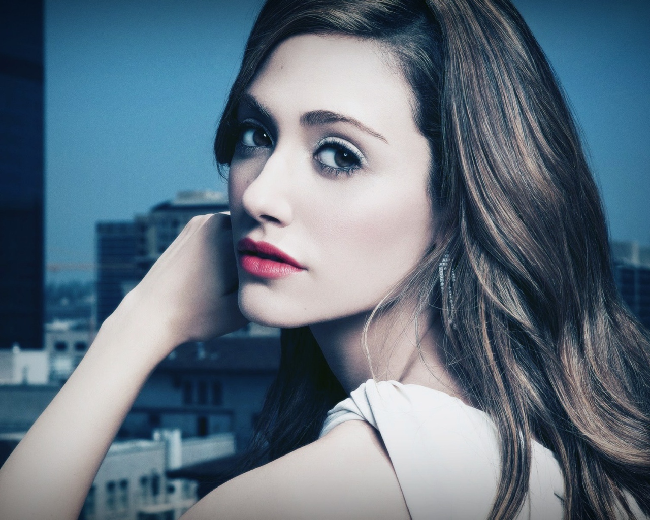 Девушка актриса Эмми Россам