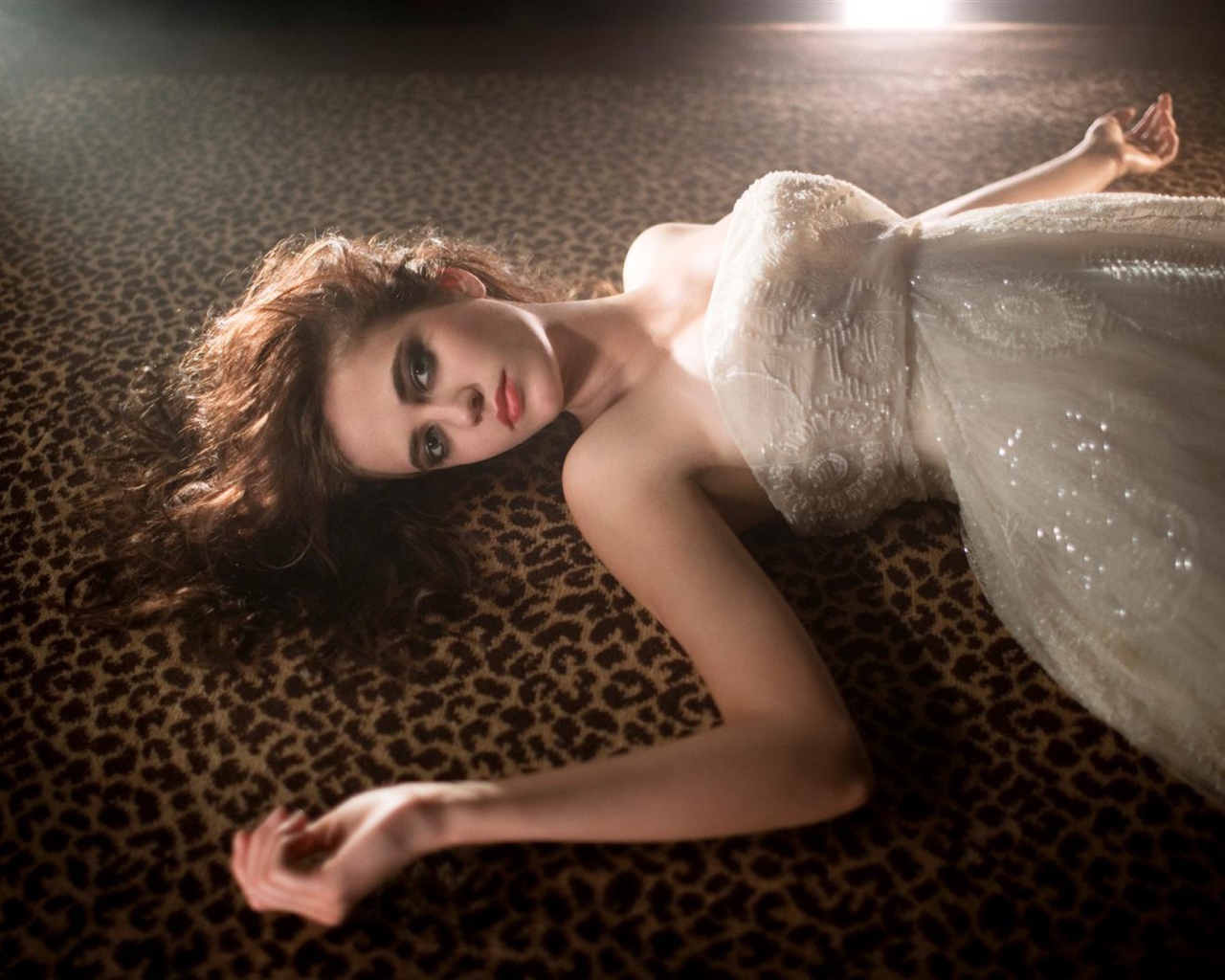 Актриса Ева Грин в белом платье