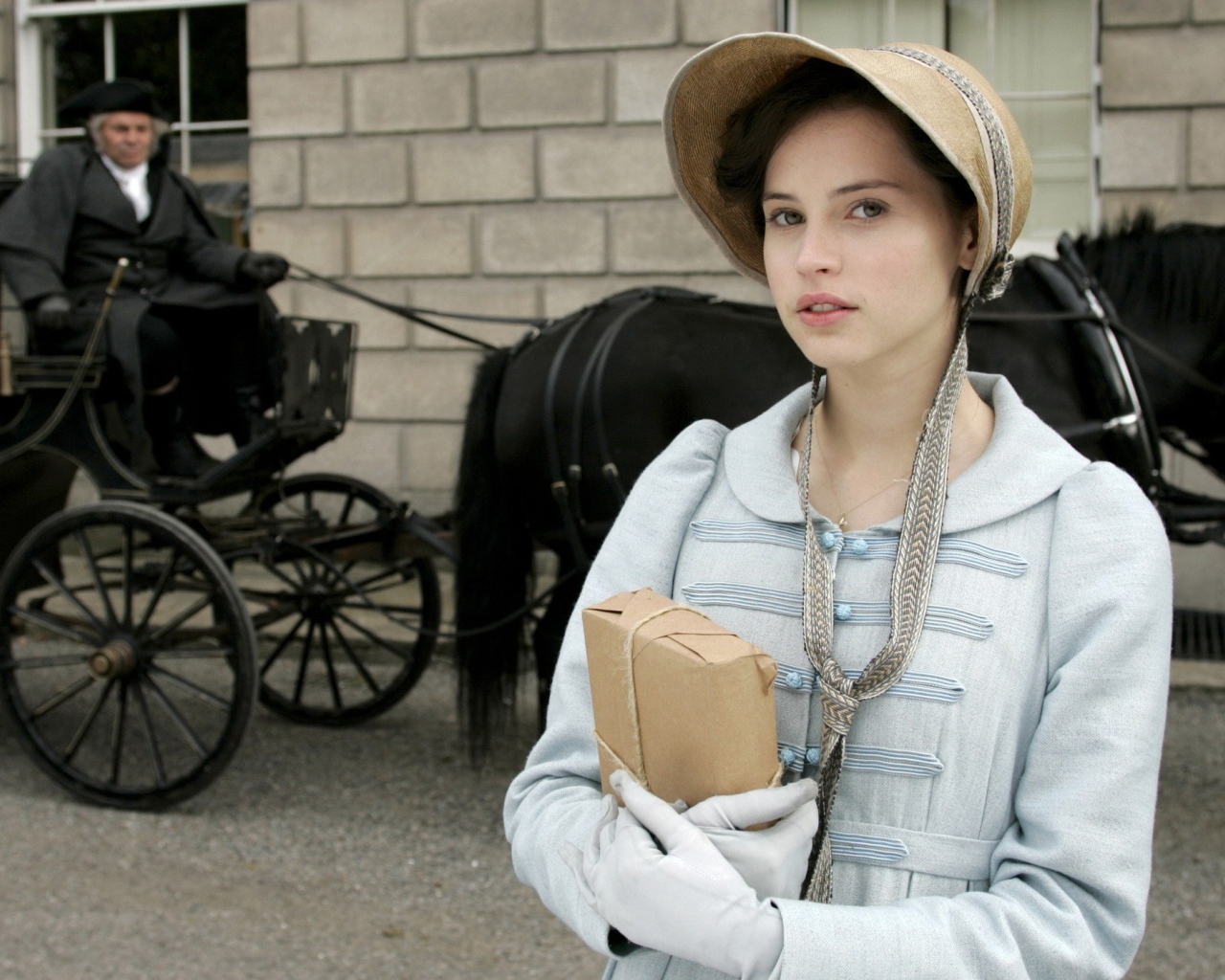 Актриса Фелисити Джонс в старинной одежде