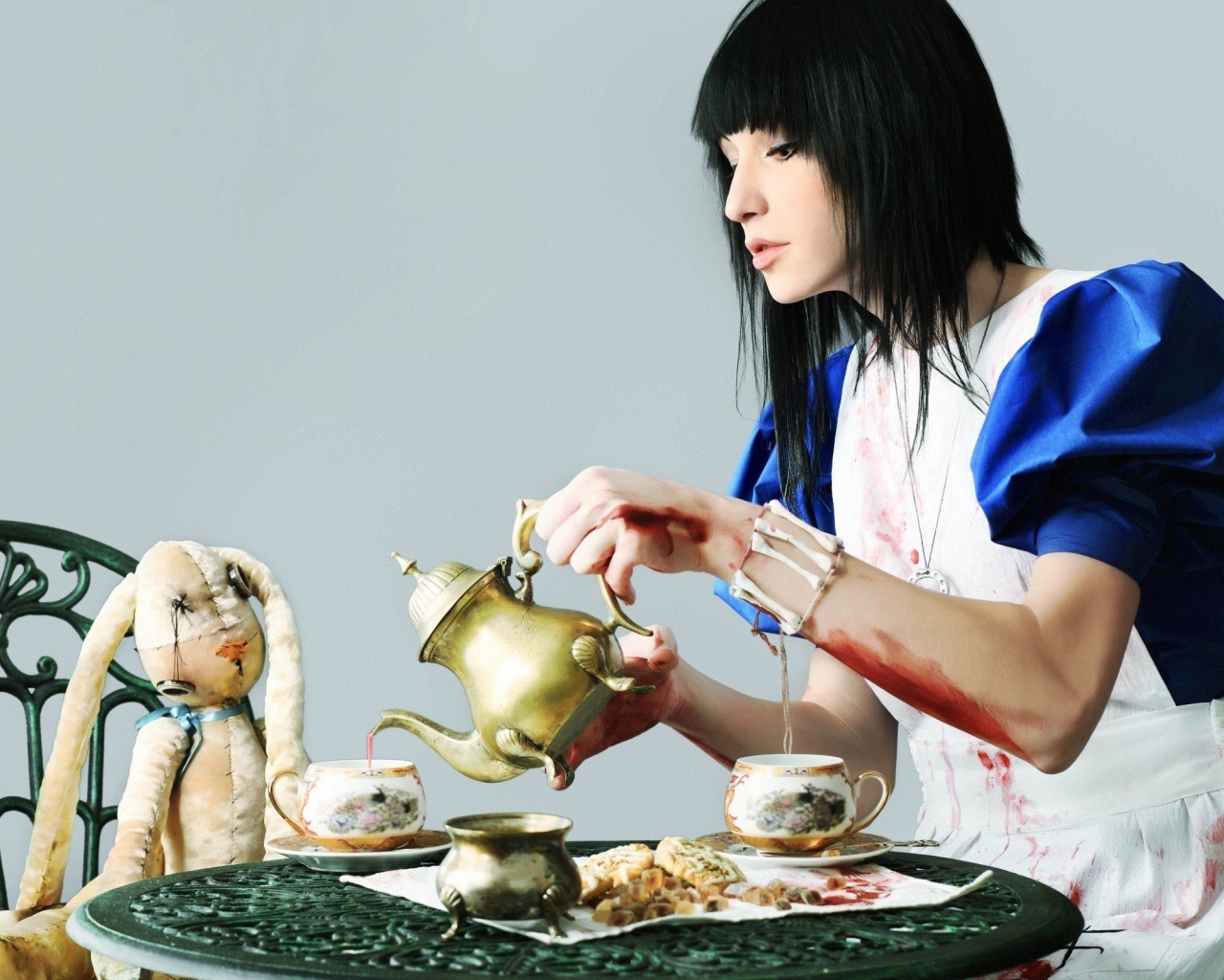 Взрослая девушка играет с куклой