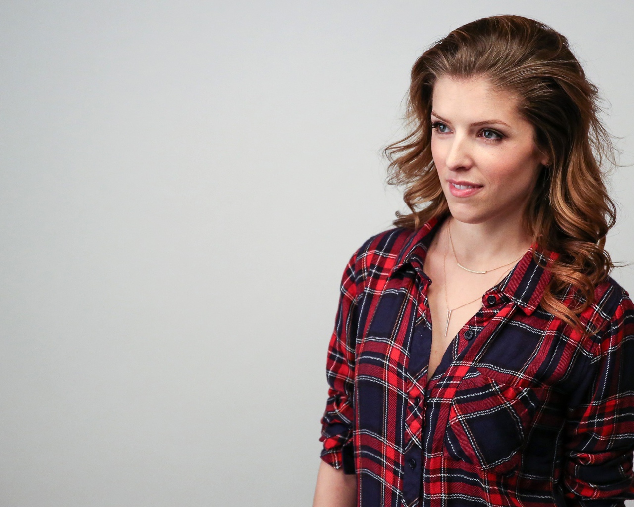 Анна Кендрик в клетчатой рубашке