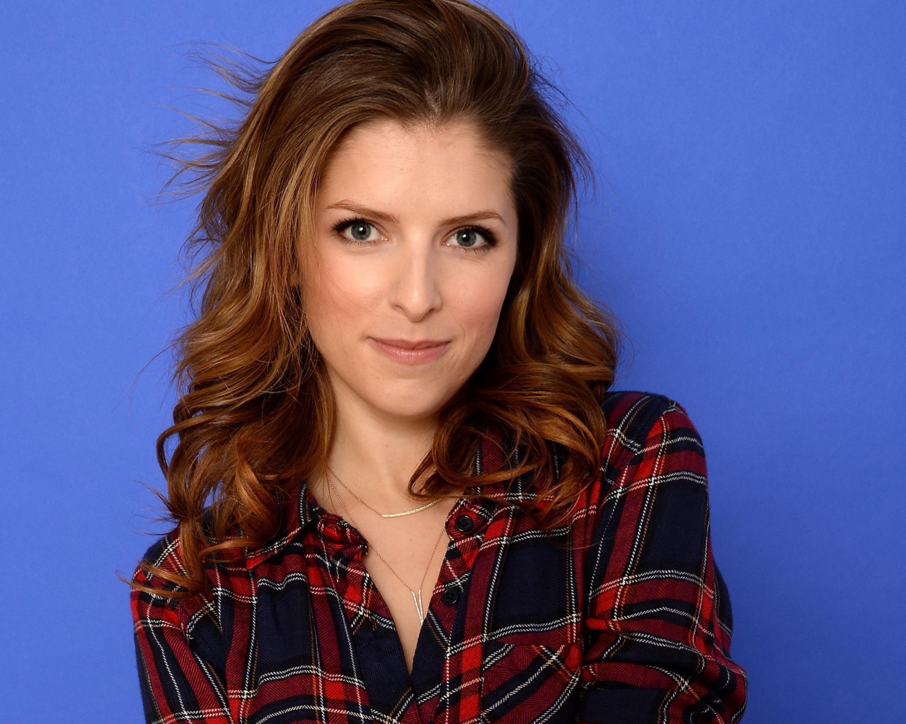 Анна Кендрик на голубом фоне