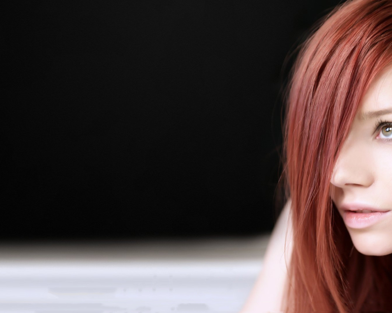 Ariel Piper Fawn на темном фоне