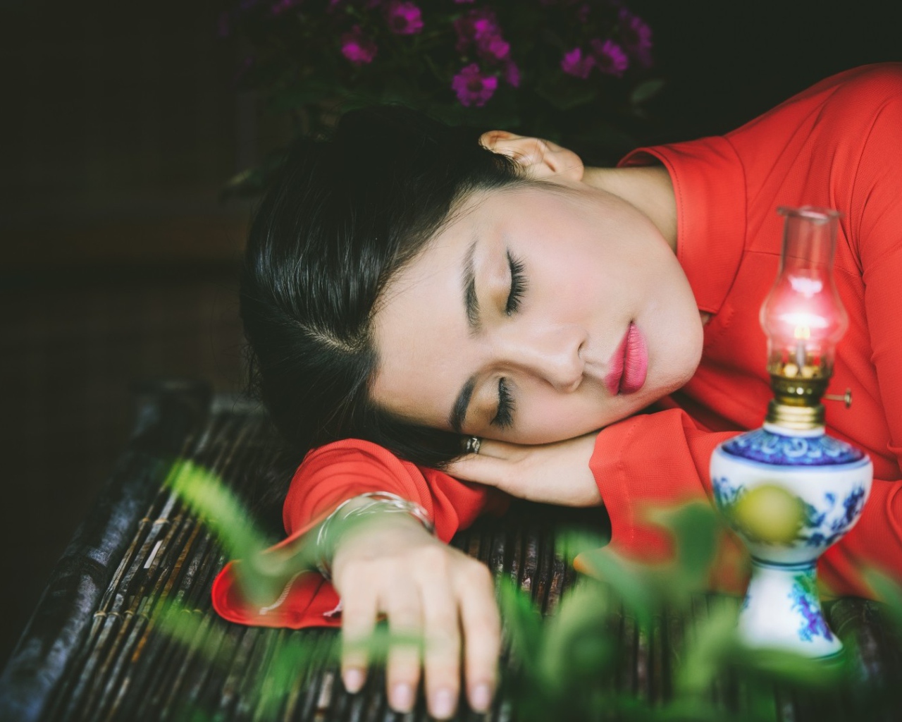 Азиатка спит положив голову на руки