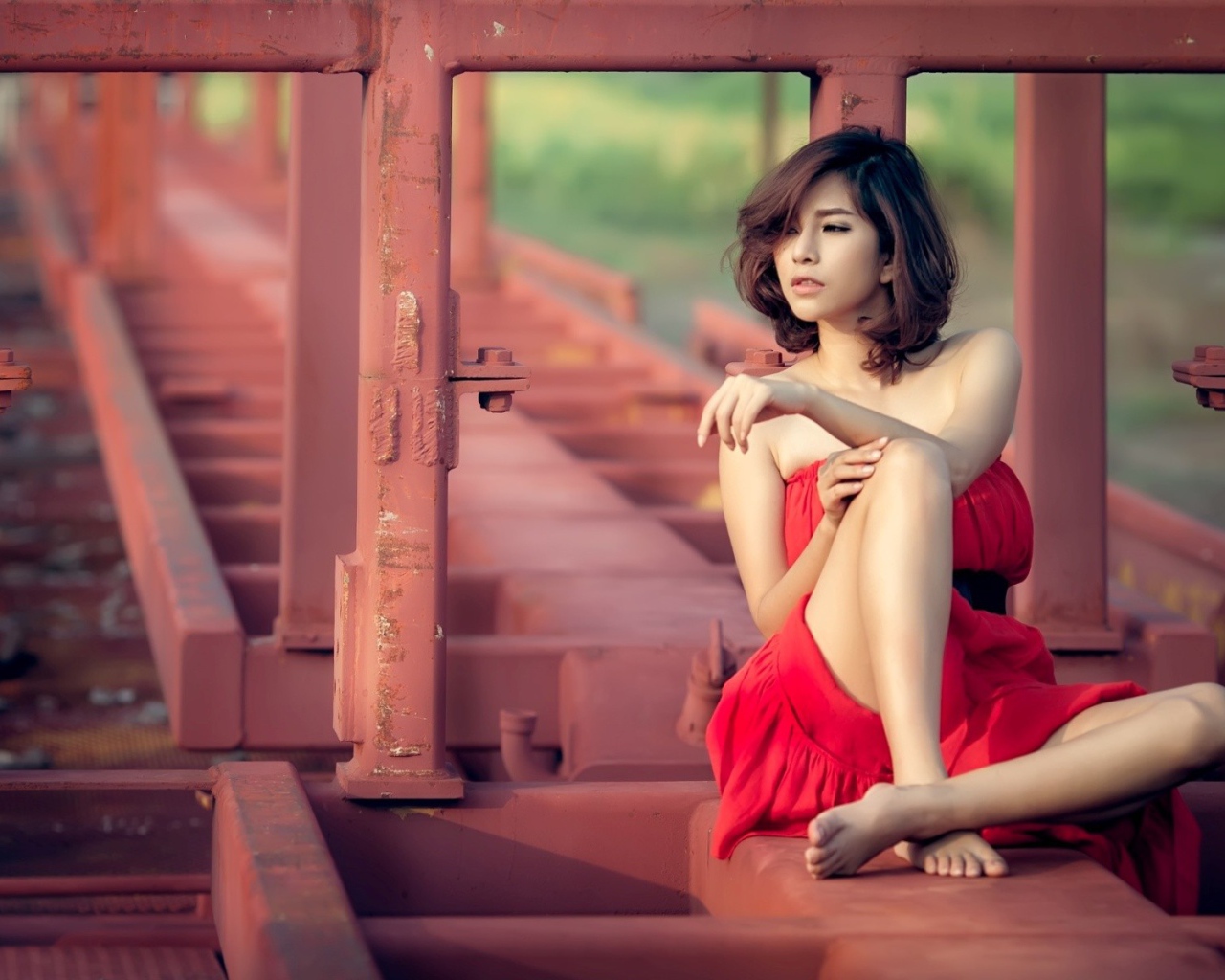 Азиатка брюнетка в красном платье