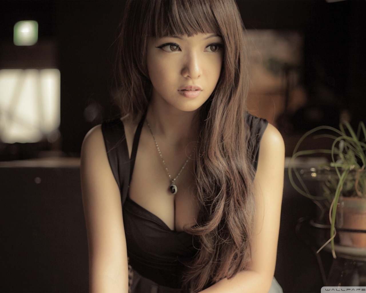 Азиатская девушка в коричневом платье