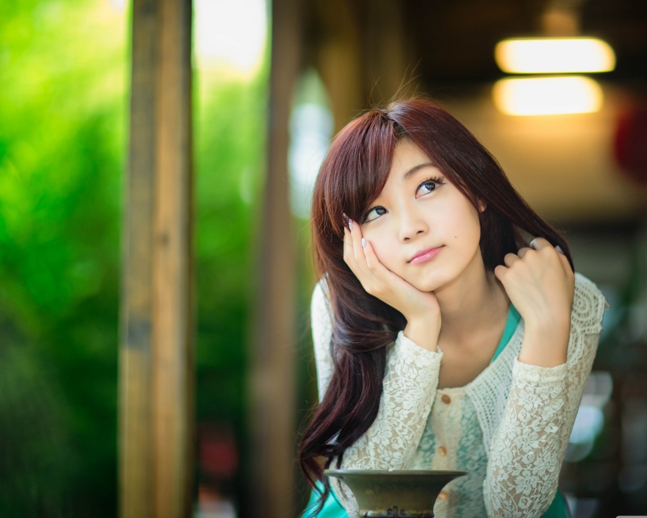 Азиатская девушка задумчиво смотрит вверх