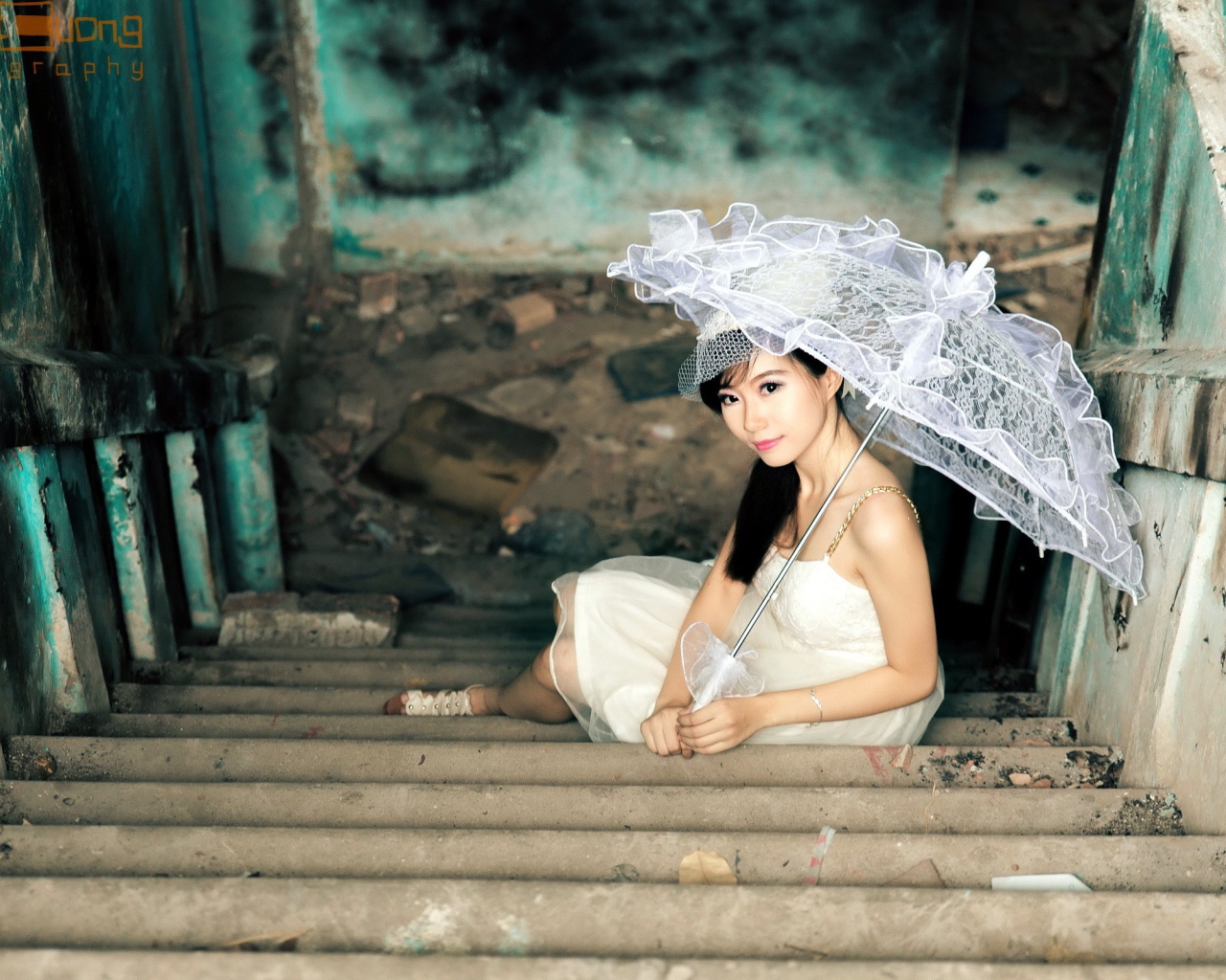 Азиатская девушка с кружевным зонтиком