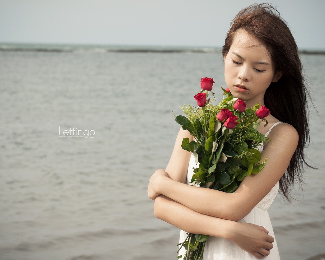 Азиатка держит в руках букет роз