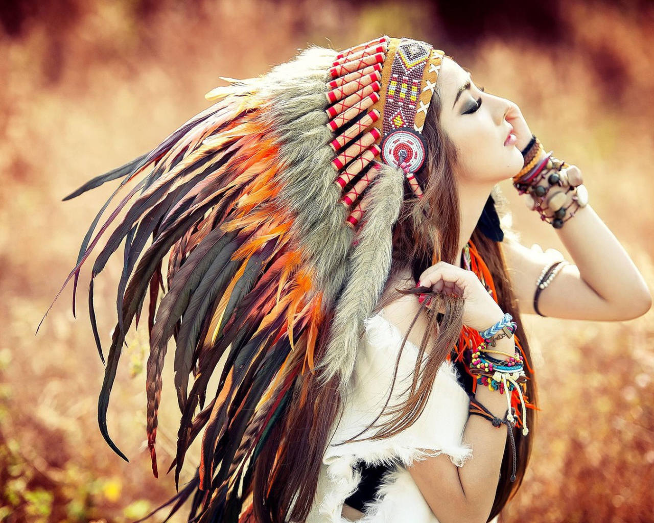 Азиатка в индейском наряде