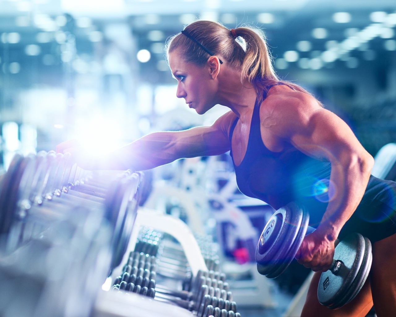 Спортивная девушка бодибилдер