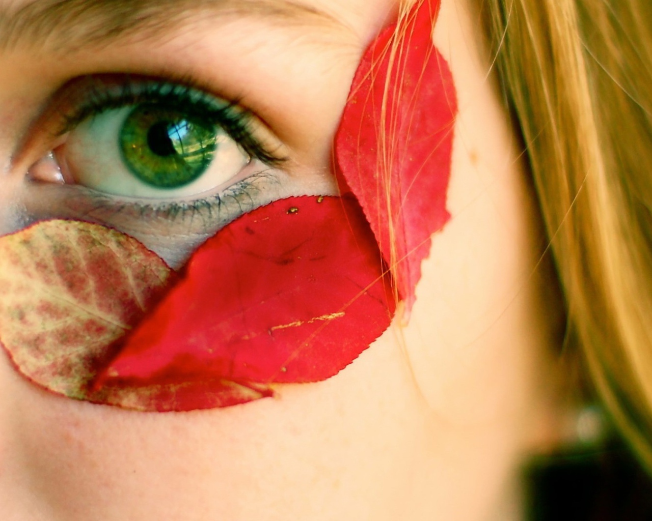 Осенние листья у глаза девушки