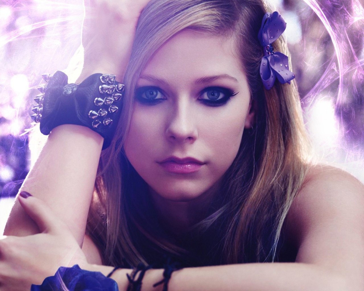 Аврил Лавин в фиолетовых тонах