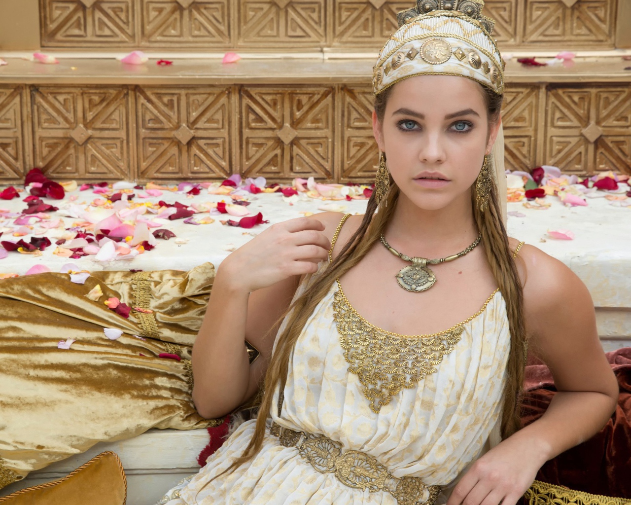 Барбара Палвин в роли Клеопатры