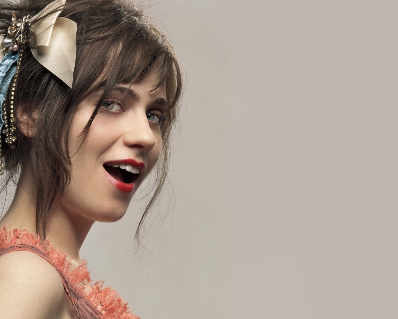 Красивая девушка Зоуи Дешанель