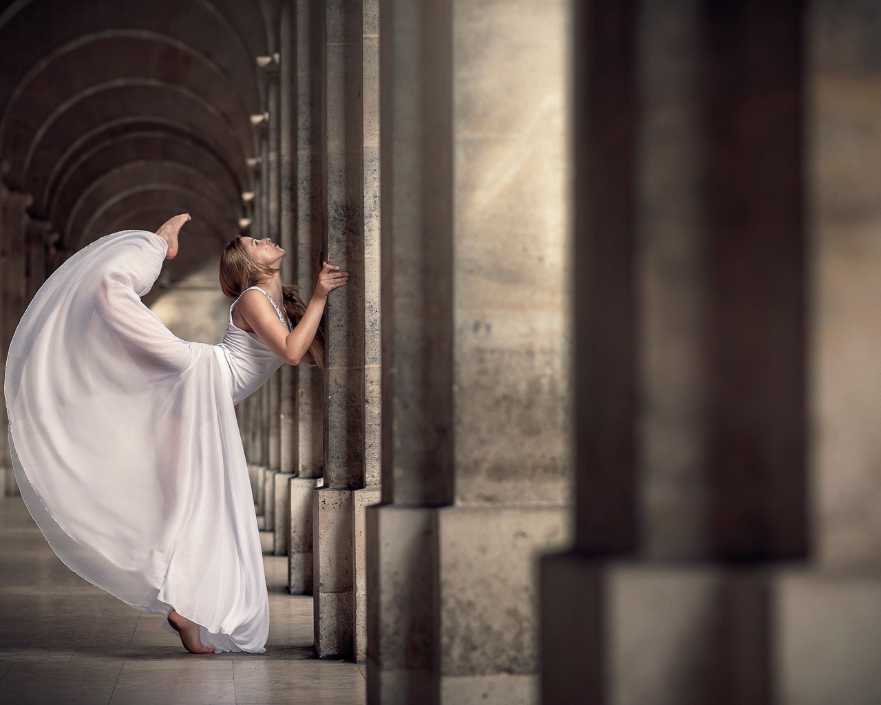 Балерина в красивом белом платье
