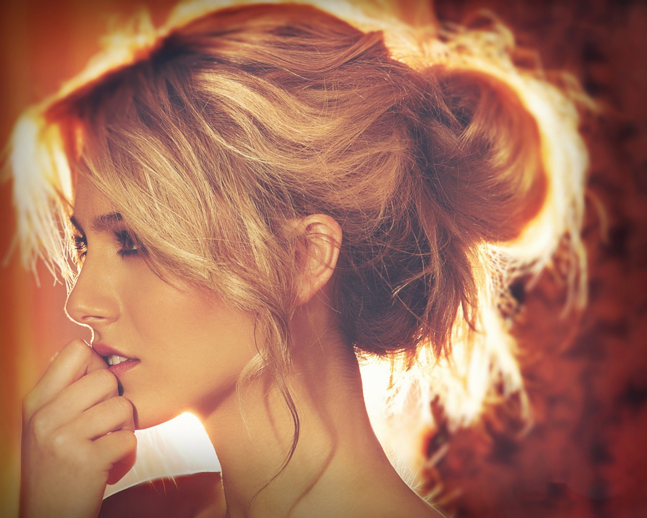 Красивая прическа у светловолосой девушки