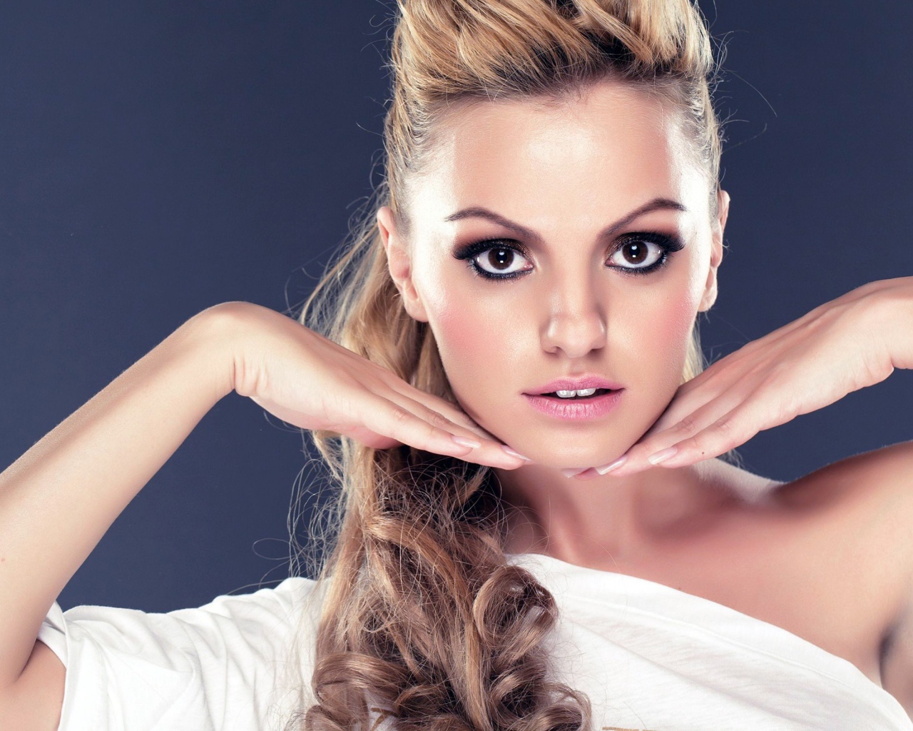 Красивая девушка Александра Стан