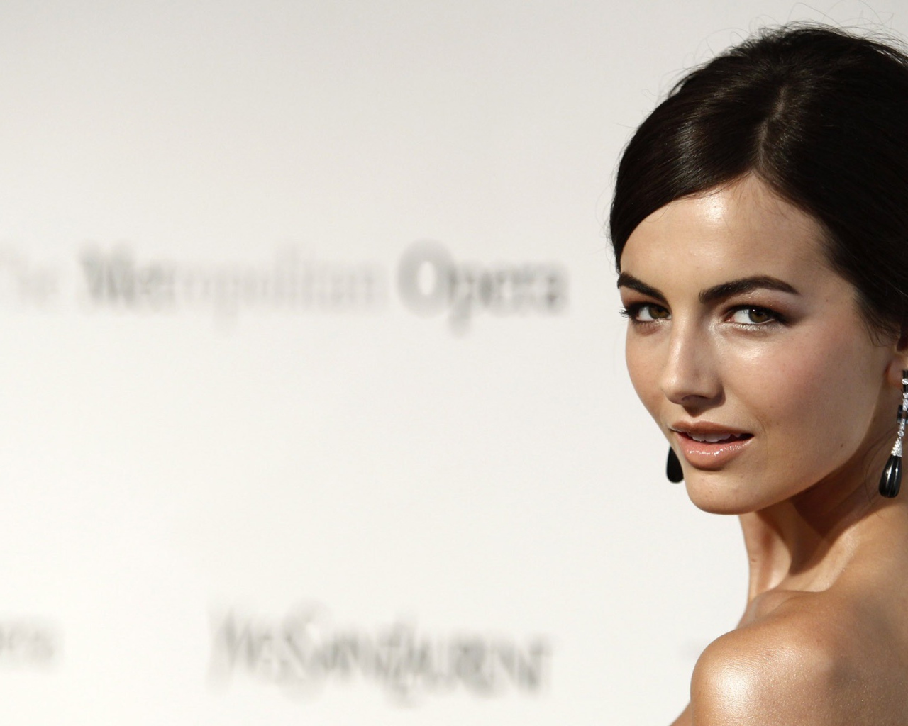 Красивая девушка Камилла Белль