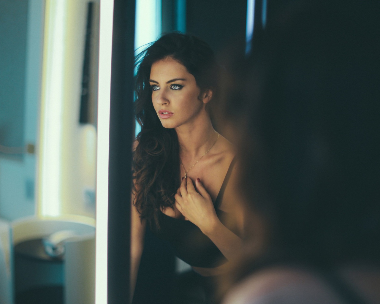 Красивая девушка у зеркала