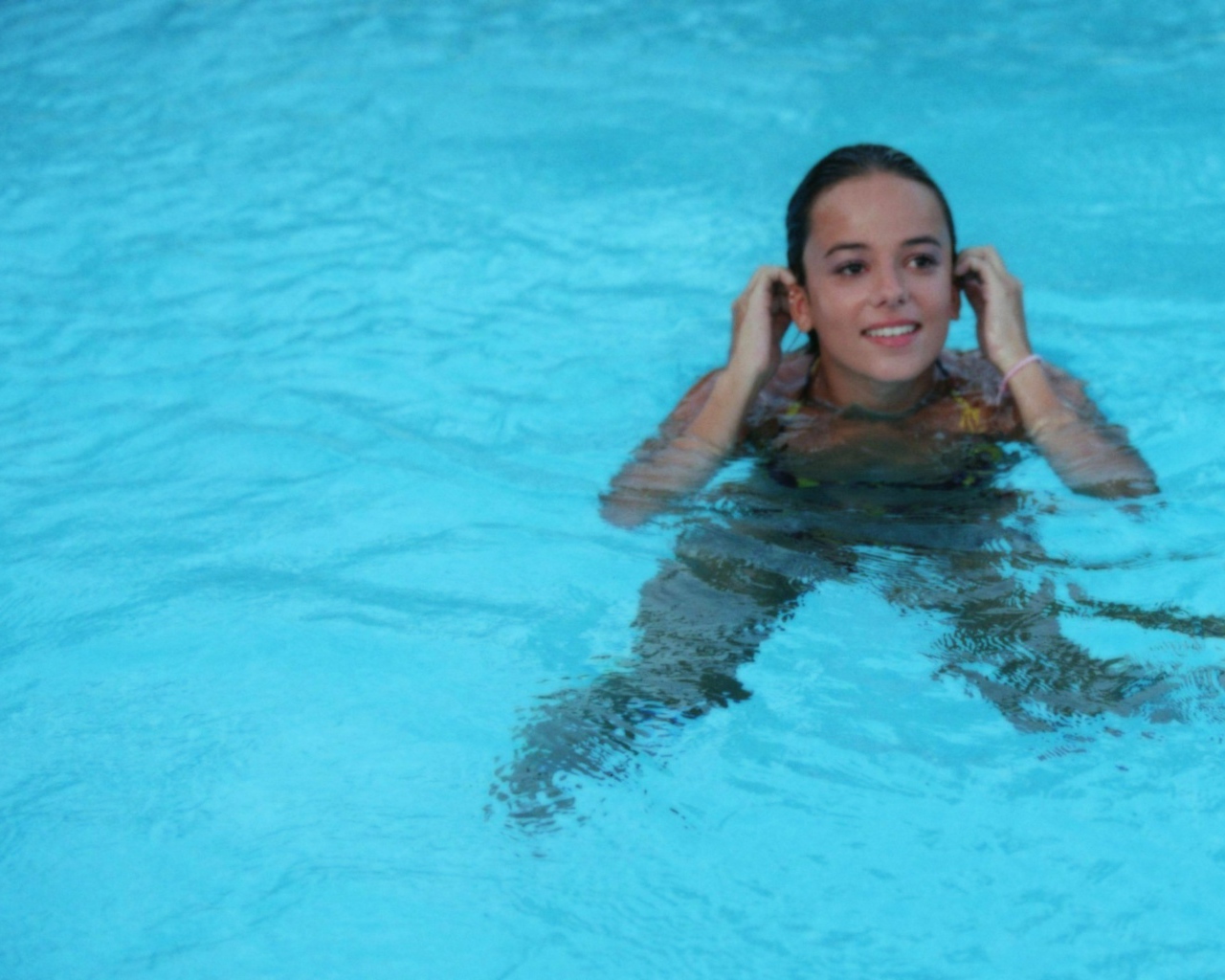 Красивая девушка Alizee в бассейне