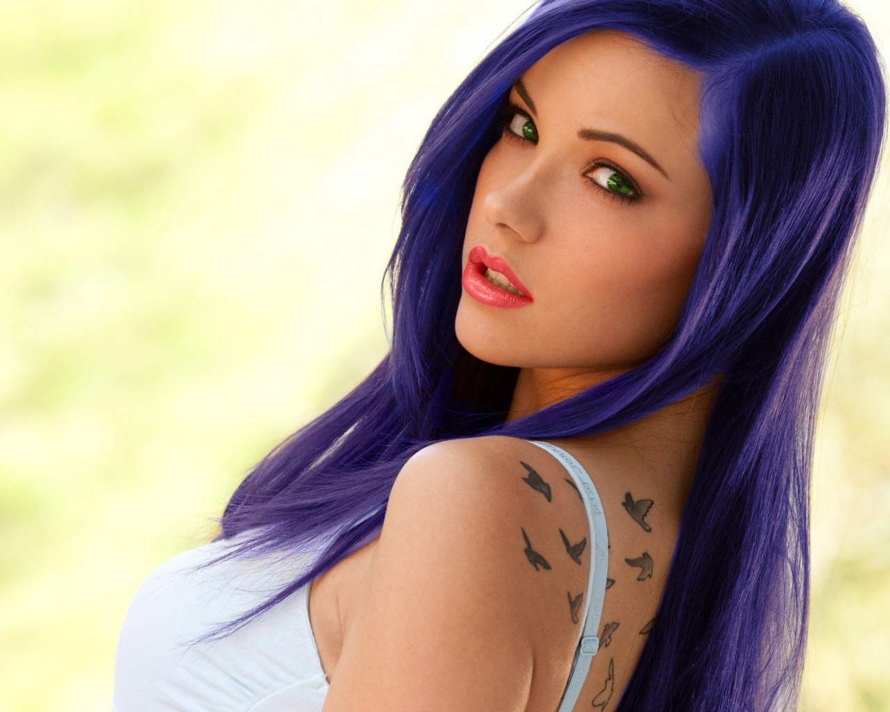 Красивая девушка с синими волосами