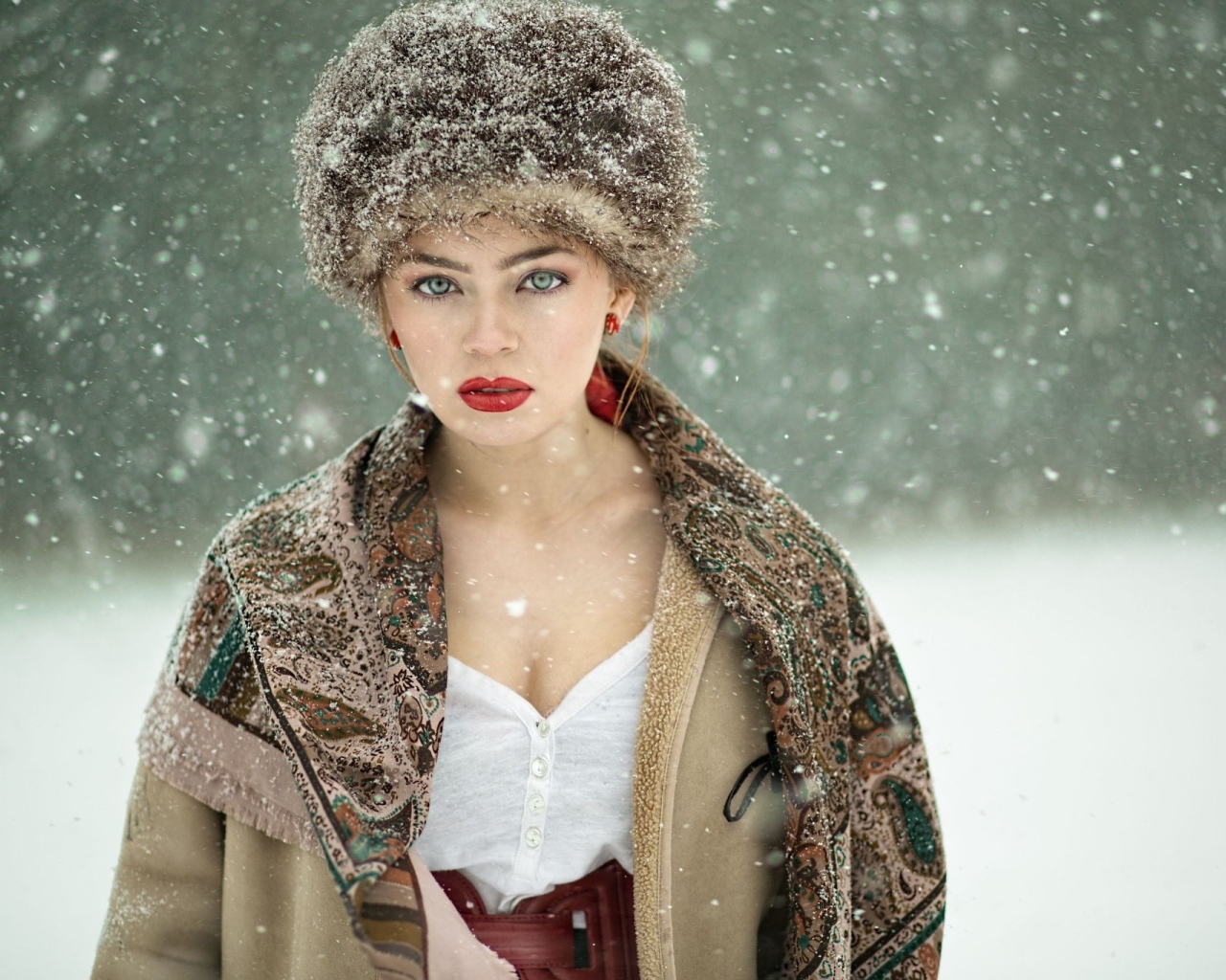 Красавица в меховой шапке
