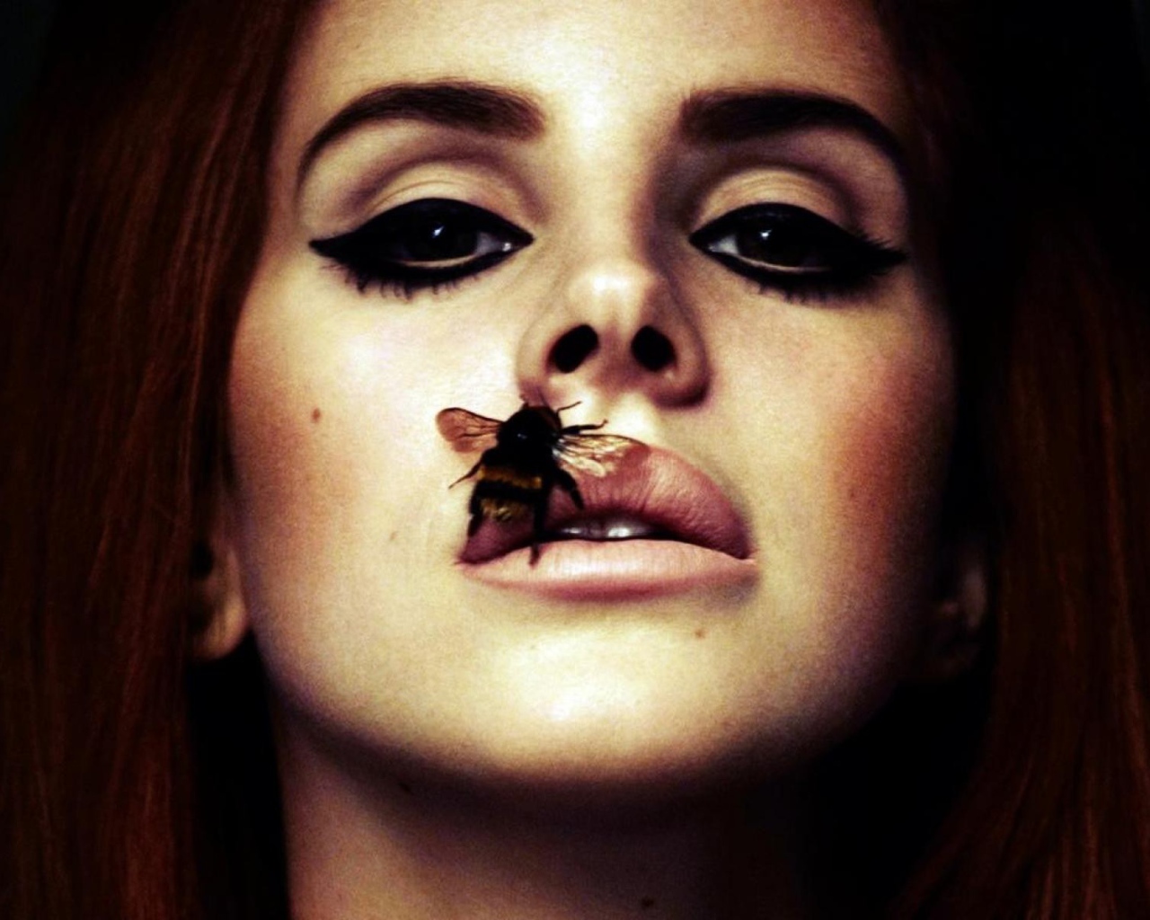 Пчела на губе у девушки