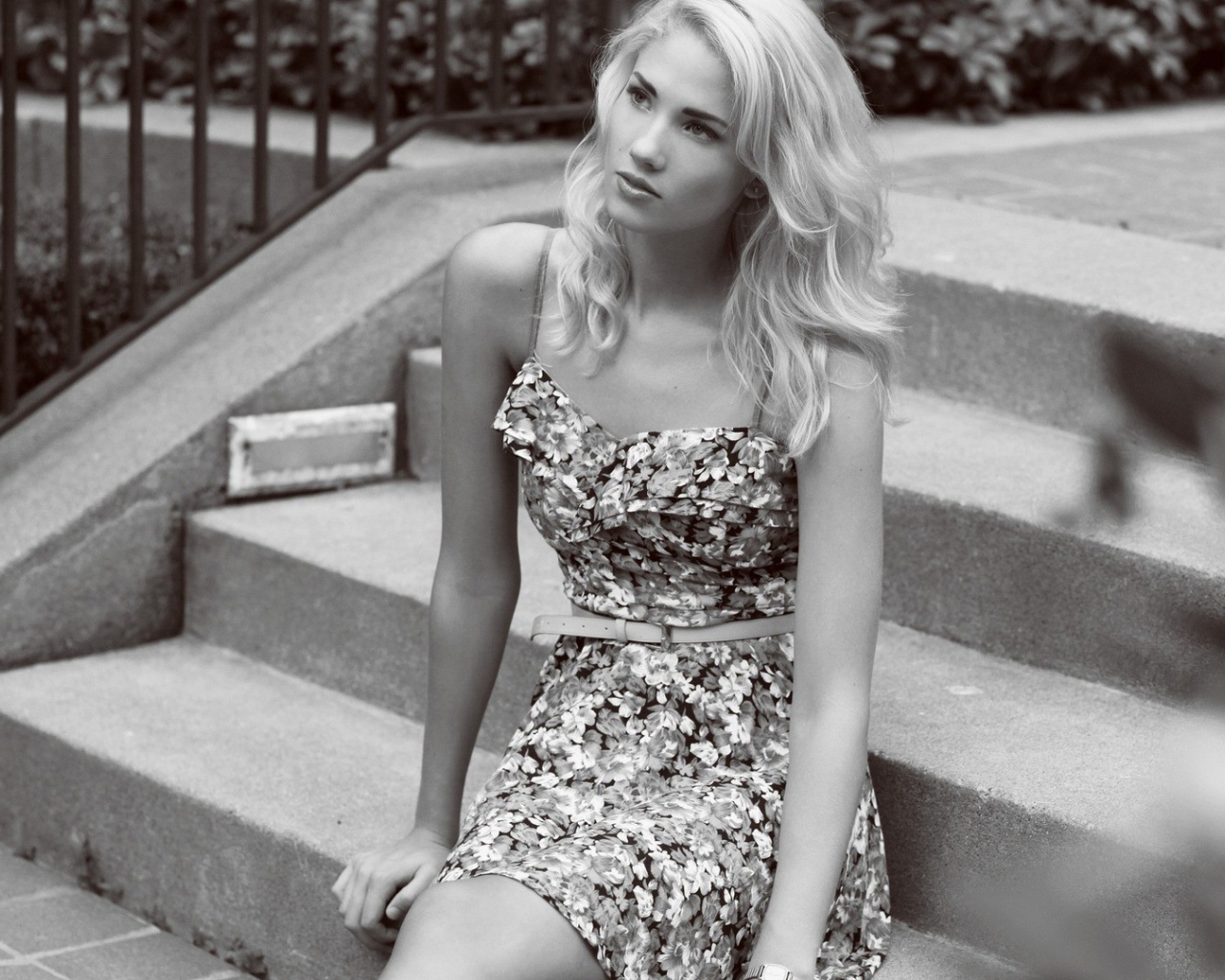 Девушка Берит Баркланд сидит на ступенях