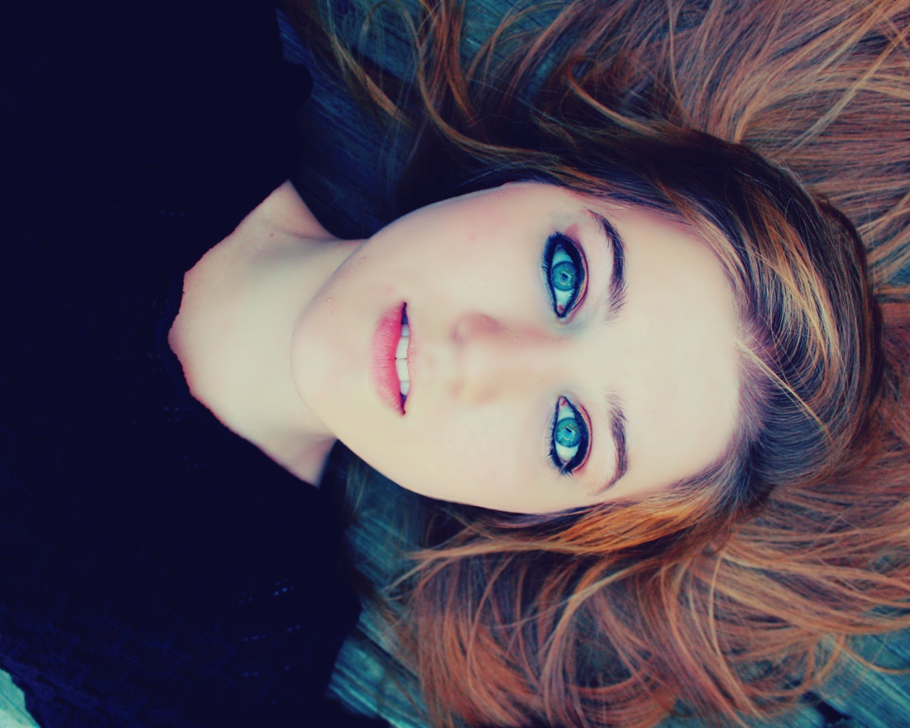 Большие голубые глаза у девушки