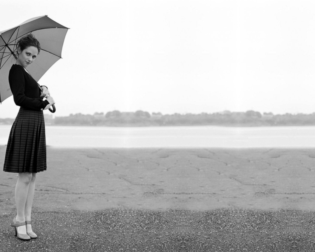 Черно-белое фото девушки с зонтом