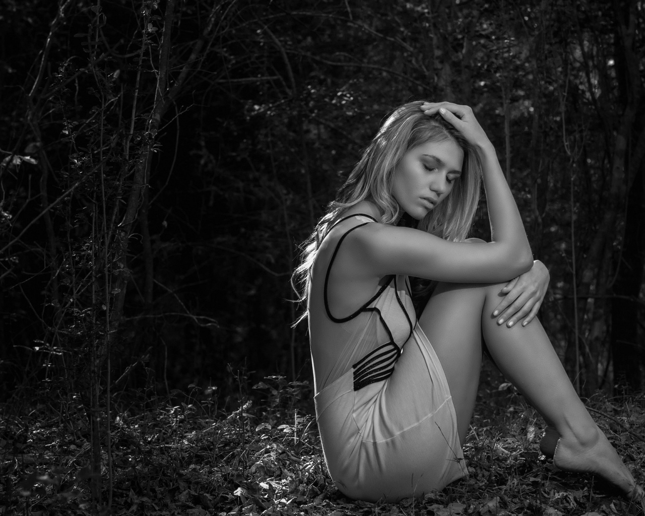 Черно белое фото девушки в лесу