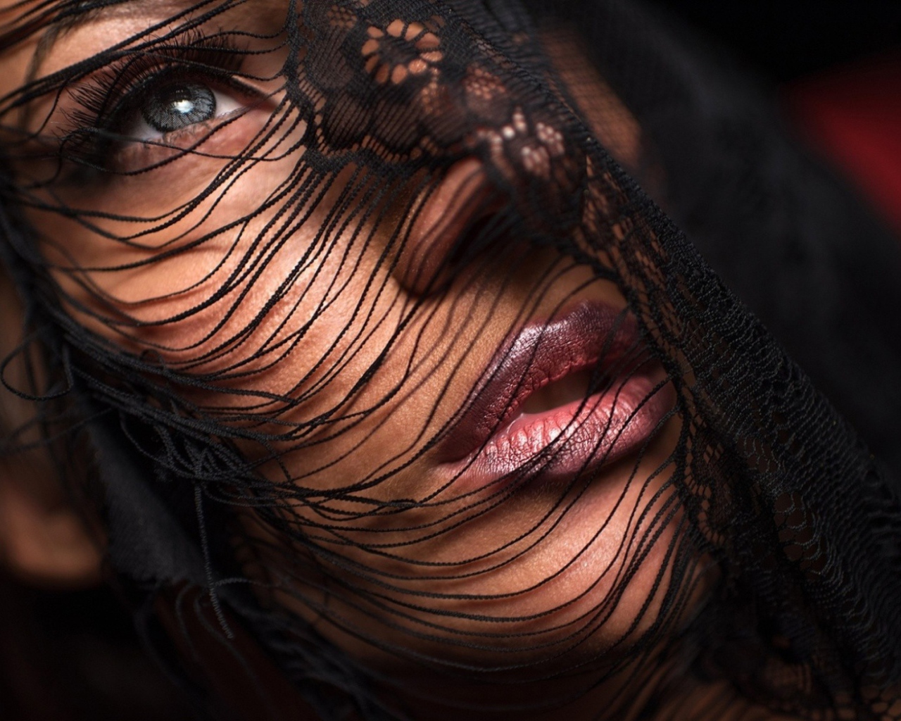 Черная кружевная ткань на лице девушки