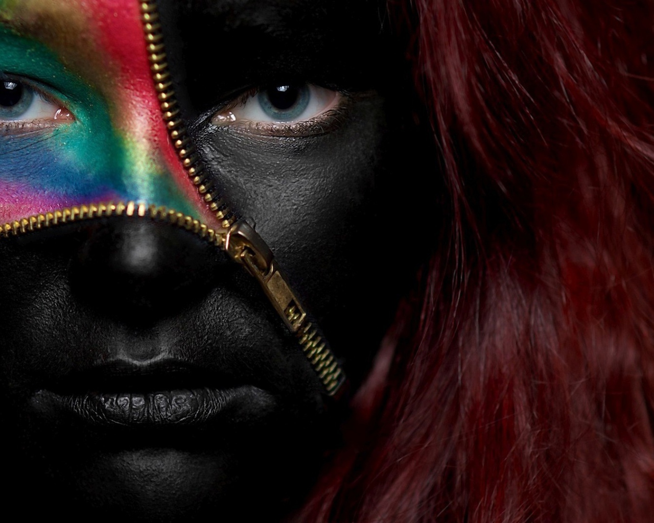 Черный грим на лице у девушки