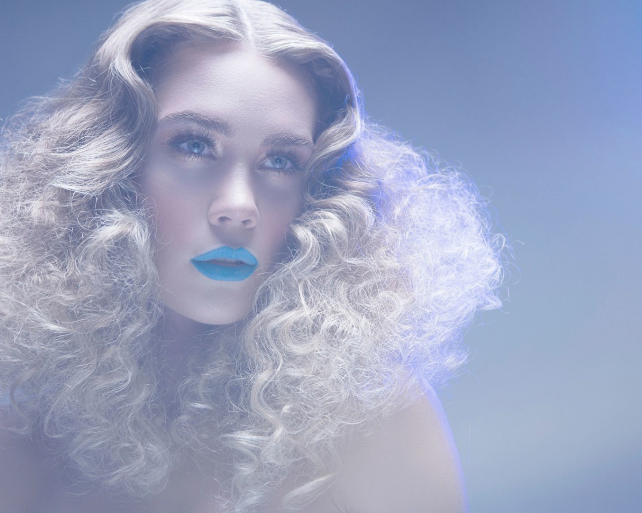 Модель блондинка с голубыми губами