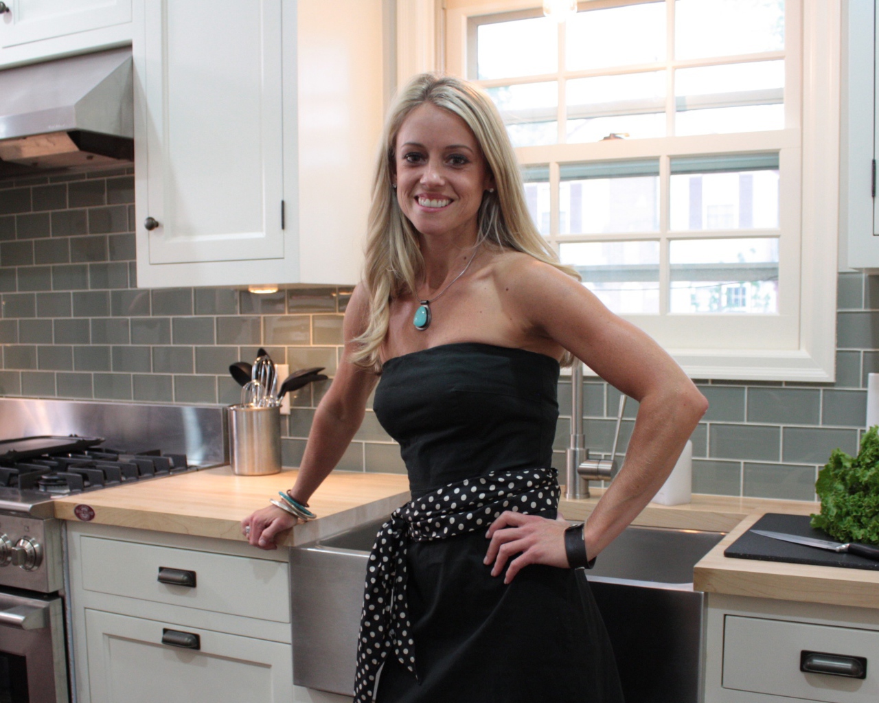 Блондинка Николь Кертис на кухне