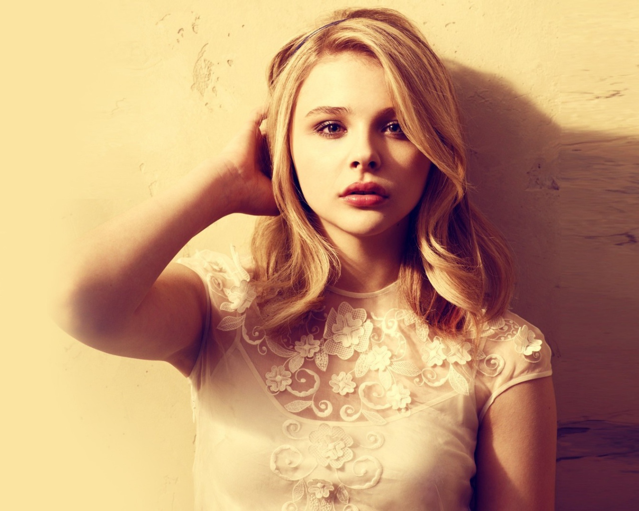 Девушка блондинка Хлоя Грейс Моретц